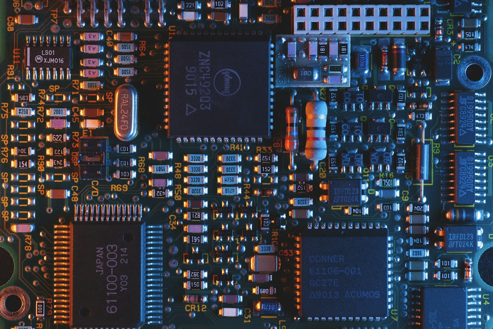 PCB 보호 비닐 커버 시공 장면 (모자이크)